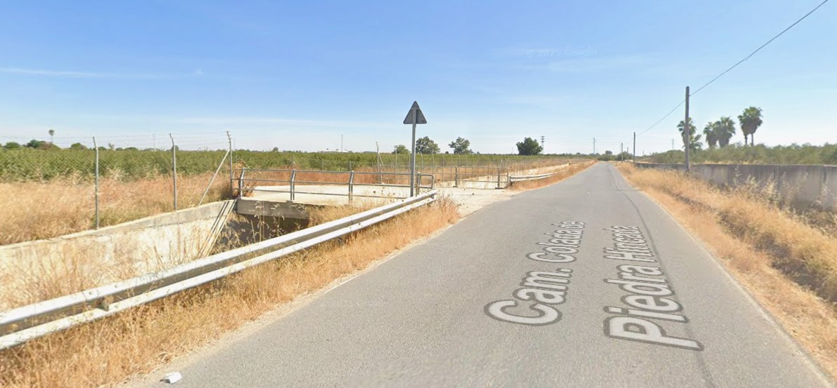 Vecinos del Camino de Molares se concentran en el ayuntamiento para exigir mejoras en sus infraestructuras