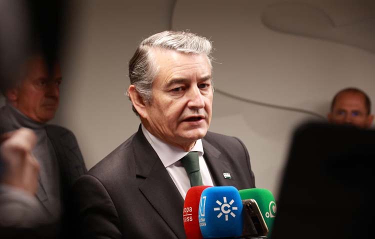 Antonio Sanz anima a la vacunación frente a la gripe antes de alcanzar el pico epidémico