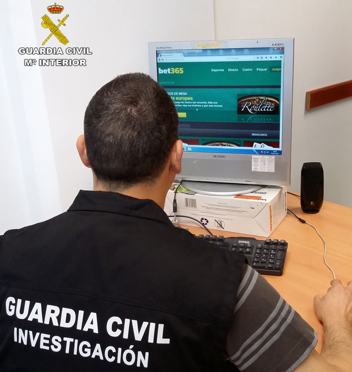 detenidos estafa 9000 euros dinero internet