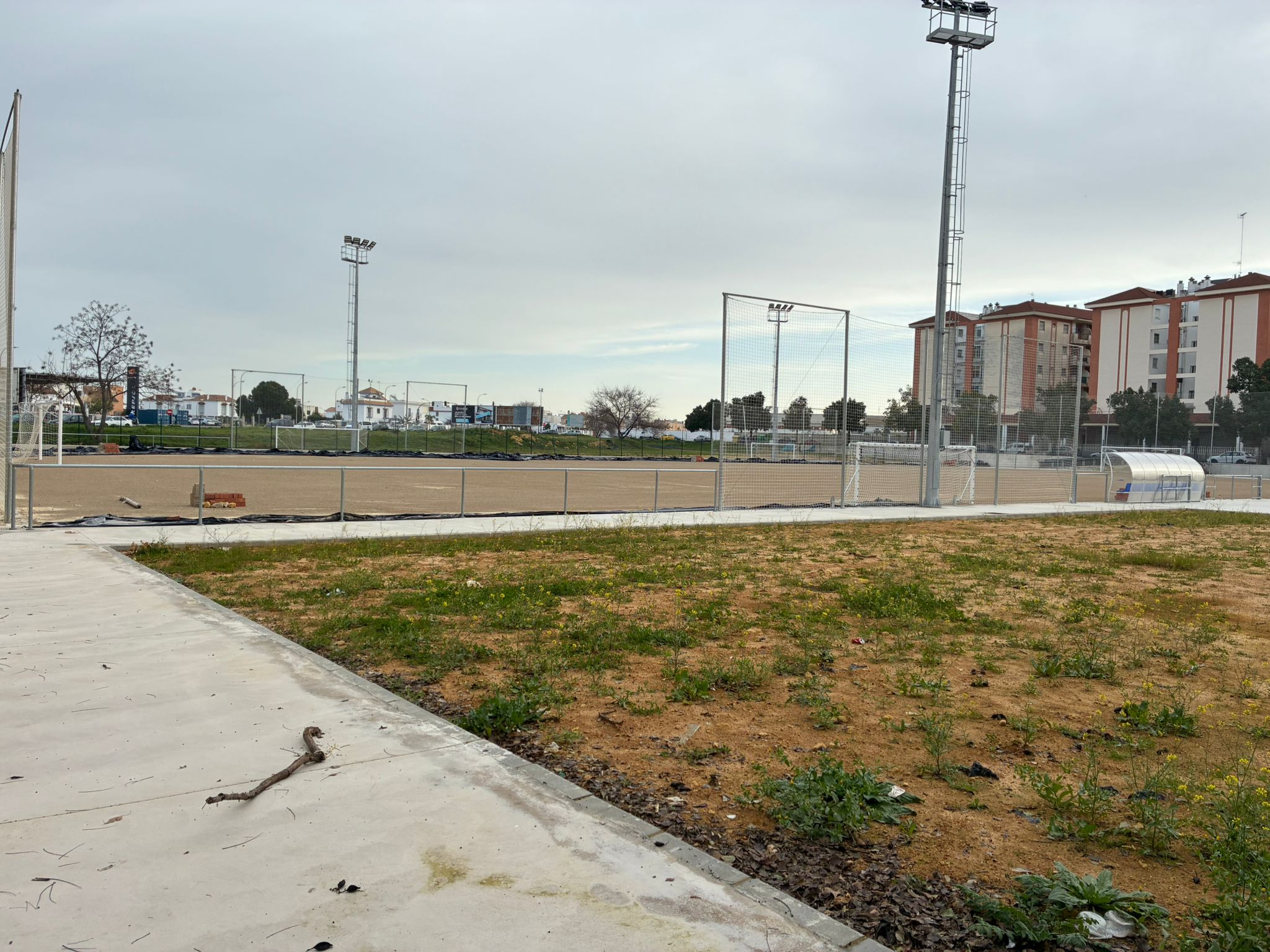 El PSOE de Utrera «exigirá explicaciones y transparencia en el Pleno municipal por la paralización de la obra del campo de césped artificial de Campoverde»