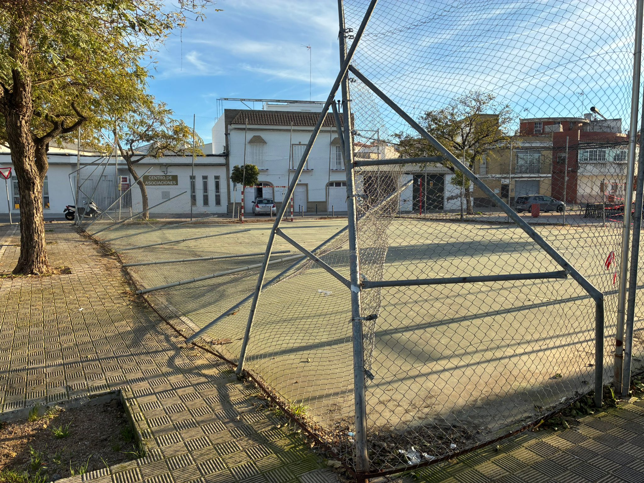 El PSOE de Utrera denuncia el «abandono» de las pistas deportivas del Matadero
