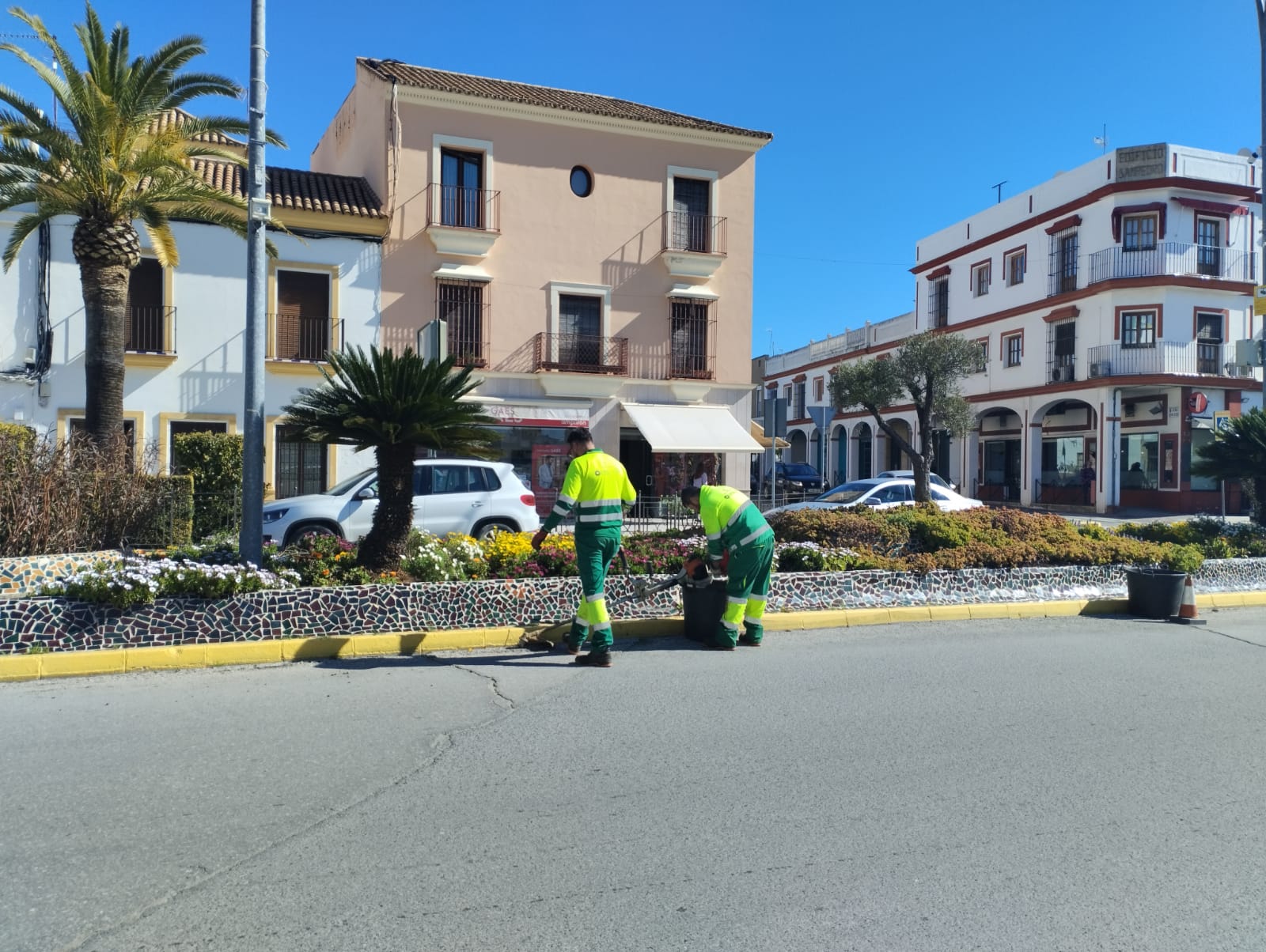 Parques y Jardines continúa sus labores de mantenimiento en las zonas verdes de Utrera