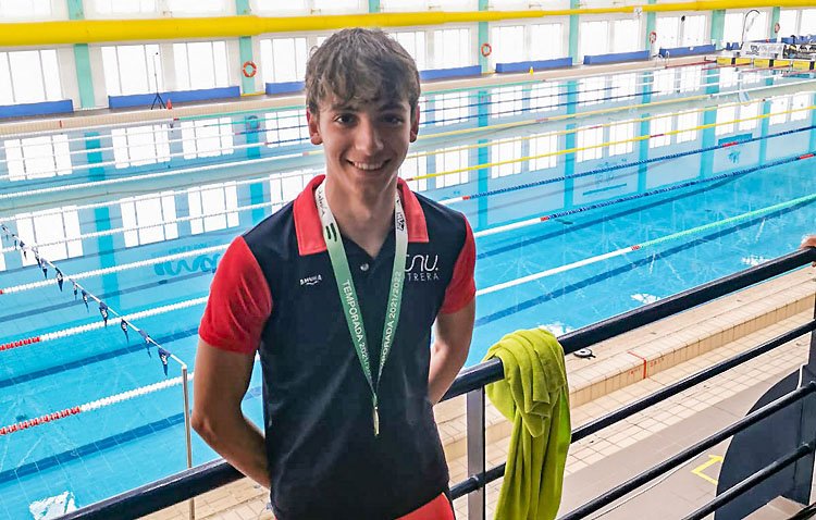 El nadador Alejandro Navarro se alza con la medalla de bronce en el campeonato de Andalucía infantil de invierno