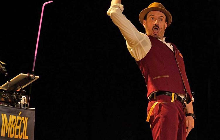 El conocido Alex O’Dogherty llega este viernes al teatro de Utrera con un espectáculo de humor