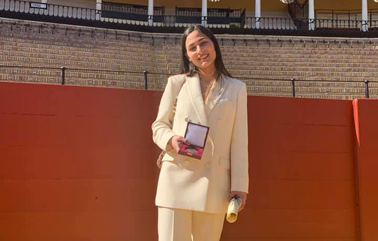 La utrerana Andrea Corpas recibe el premio al mejor expediente como universitaria de manos del rey Felipe