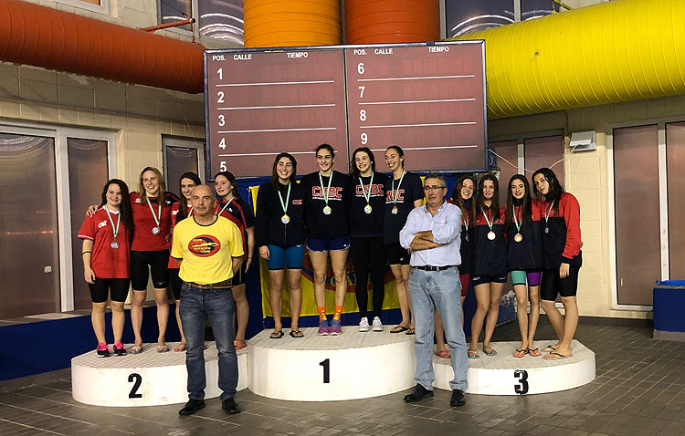 El Club Natación Utrera logra 14 medallas en el trofeo «Ciudad de Cádiz»