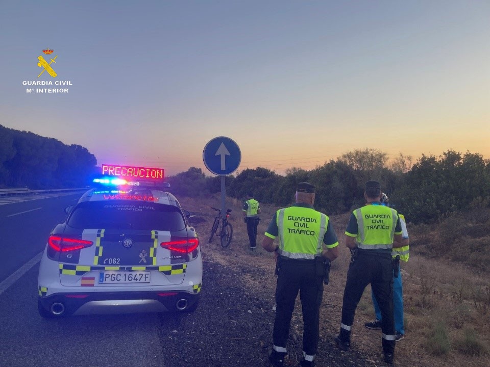 La Guardia Civil intercepta a un ciclista circulando por la autopista AP-4 y da positivo en el control de alcoholemia