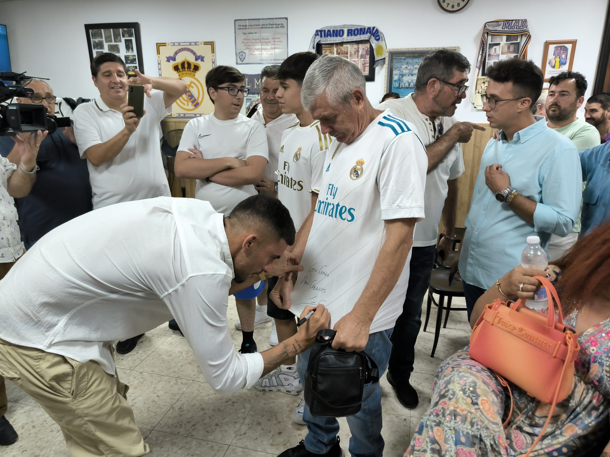 Dani Ceballos recibió el cariño de sus paisanos (Vídeo en el interior)