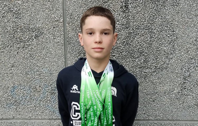 El utrerano David Pino, doble medalla de oro en el campeonato de Andalucía de natación