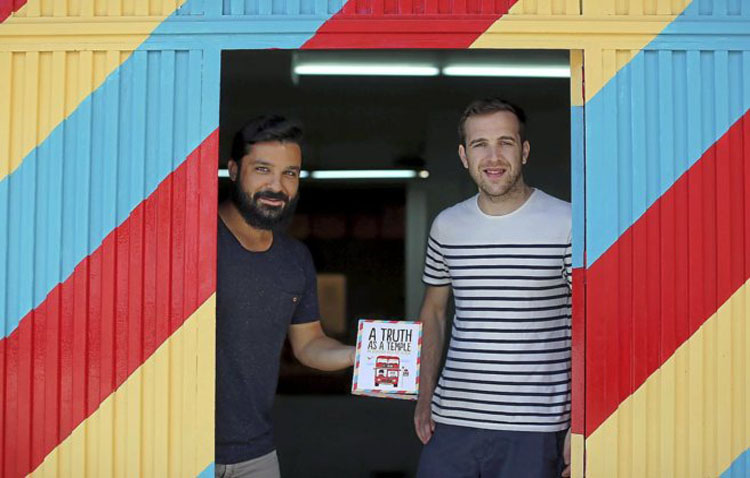 Aprende inglés con la ‘guasa’ de un sevillano y un británico