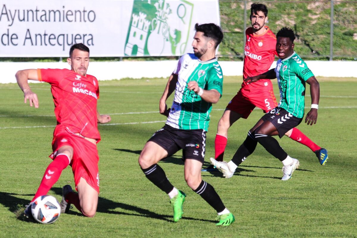 ANTEQUERA CF 2-0 C.D. UTRERA: Nuevo varapalo para el Utrera