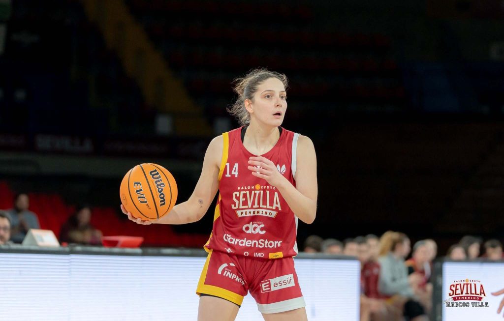 Elisa Fernández, una utrerana que ha ascendido a la segunda división de baloncesto femenino