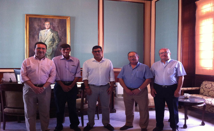 El alcalde recibe a la empresa local Olivareros