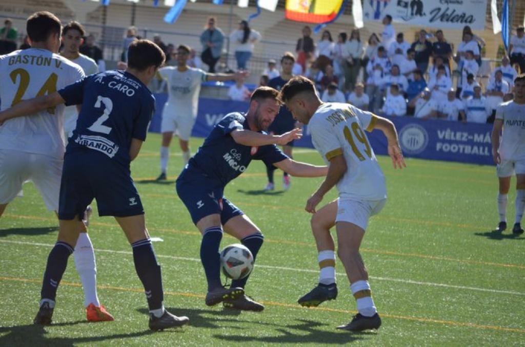 VÉLEZ C.F. 2-1 C.D. UTRERA: Sin fortuna a domicilio