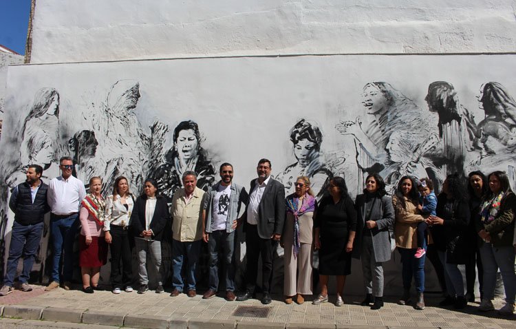 Utrera inaugura el mural callejero dedicado a Fernanda y Bernarda [FOTOS Y VÍDEO]
