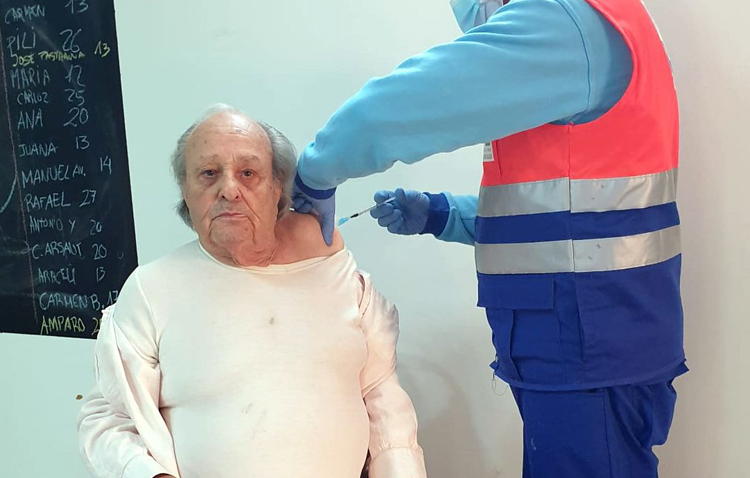La vacuna contra el coronavirus llega a la residencia de mayores Reifs de Utrera