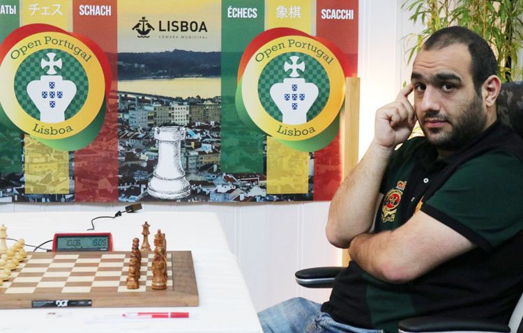 Una treintena de jugadores de ajedrez se enfrentan este domingo en una partida simultánea con el gran maestro armenio Karen H. Grigoryan