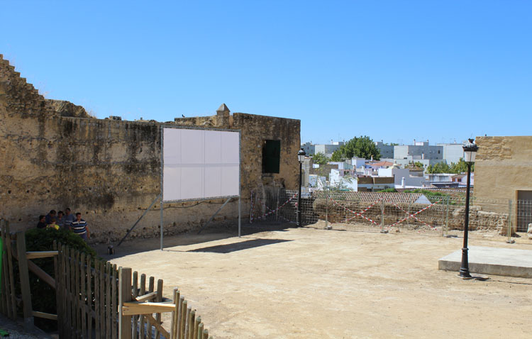 La pantalla ya está preparada en el patio de armas del Castillo