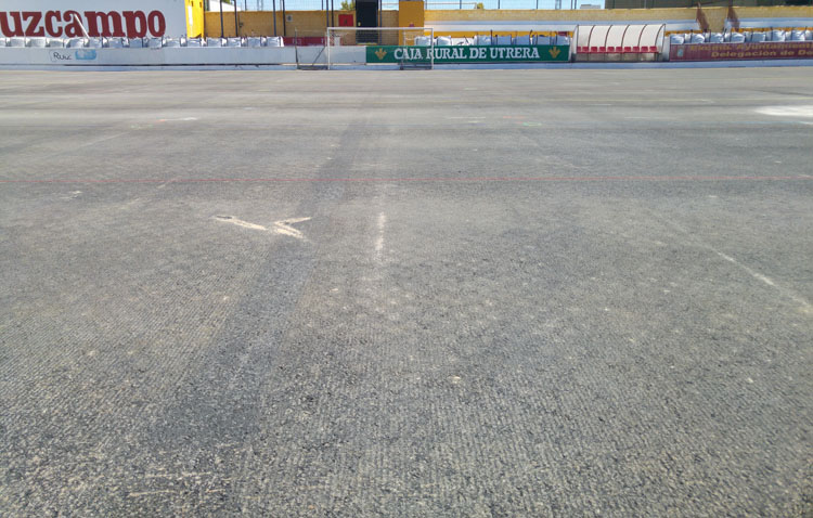 El alcalde acusa al anterior gobierno del retraso en la instalación del césped en el San Juan Bosco