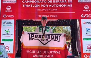 Óscar Molino sube a lo más alto del podium en el Campeonato de España de Triatlón