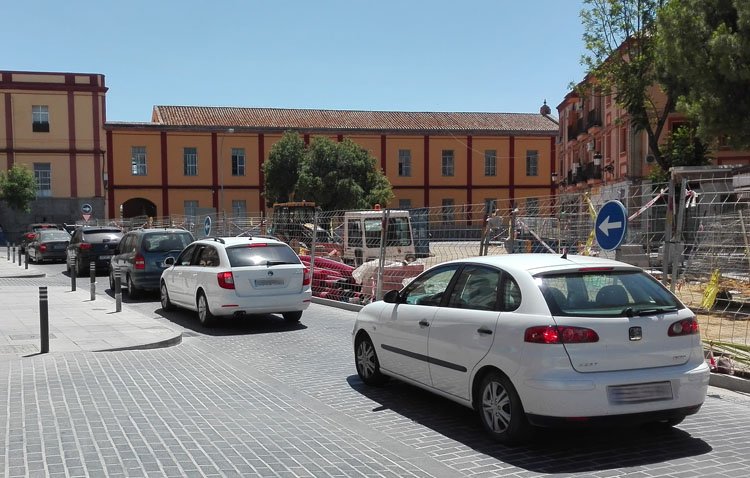 El Ayuntamiento rectifica y restablece el sentido del tráfico en la glorieta Pío XII
