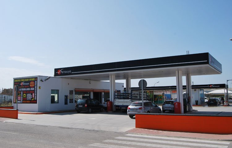 Un ladrón atraca a punta de cuchillo la gasolinera Petrouya de Utrera