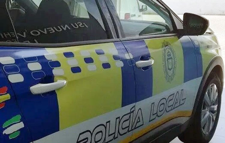 Encuentran a un vecino de Utrera deambulando semidesnudo y desorientado por la carretera