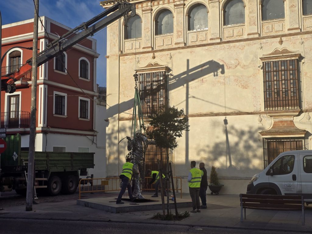 El Ayuntamiento retira el monumento del Abate Marchena de la Casa Surga