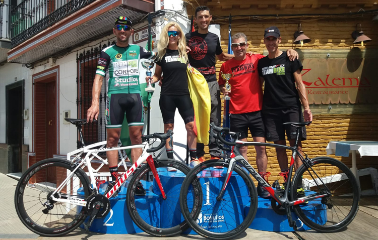 Dos ciclistas del equipo utrerano Teambike se alzan con la copa de Andalucía en el Gran premio de Bollullos