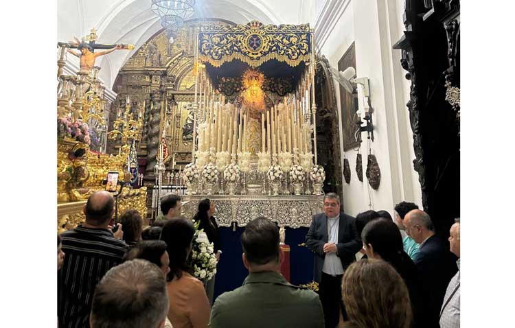 La hermandad de la Trinidad se une este jueves 2 de abril durante su estación de penitencia a la campaña ‘Ilumina de Azul’