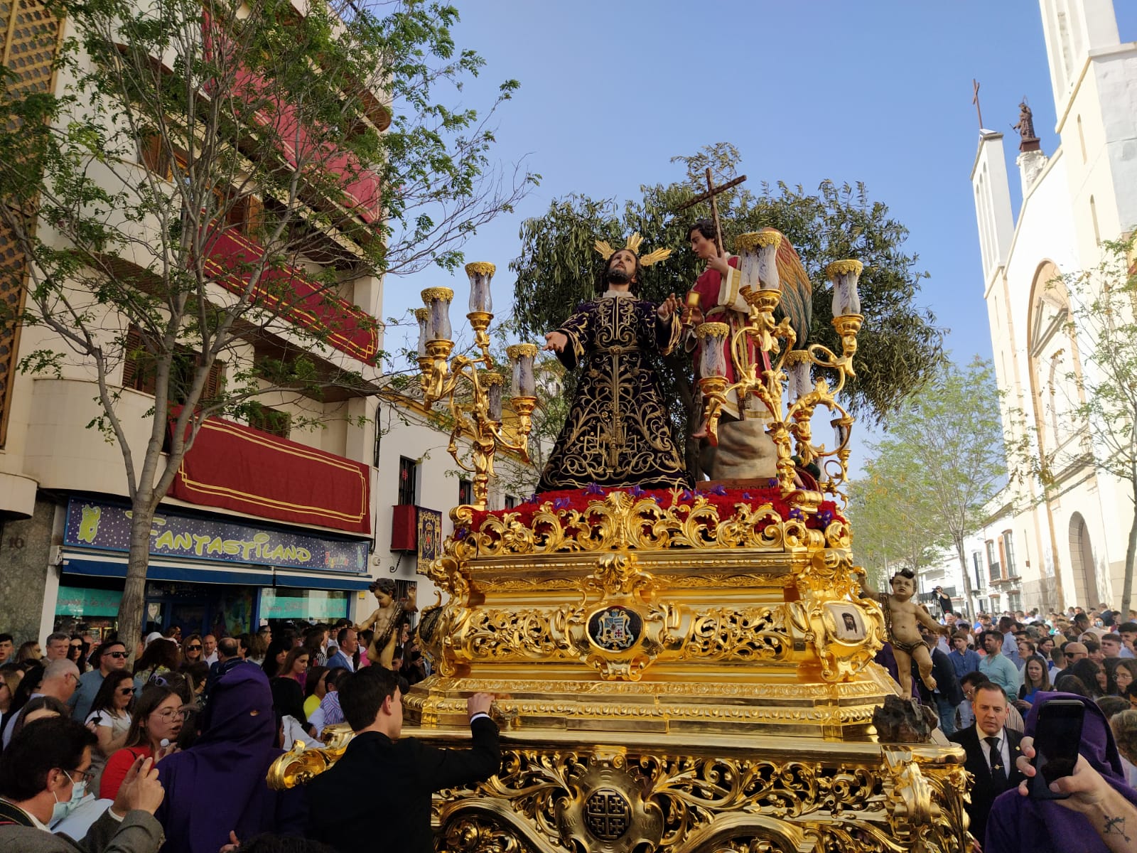 La Oración en el Huerto y la Quinta Angustia siguen pintando de colores cofrades el Domingo de Ramos de Utrera (Audios Transistor Cofrade de COPE Utrera)