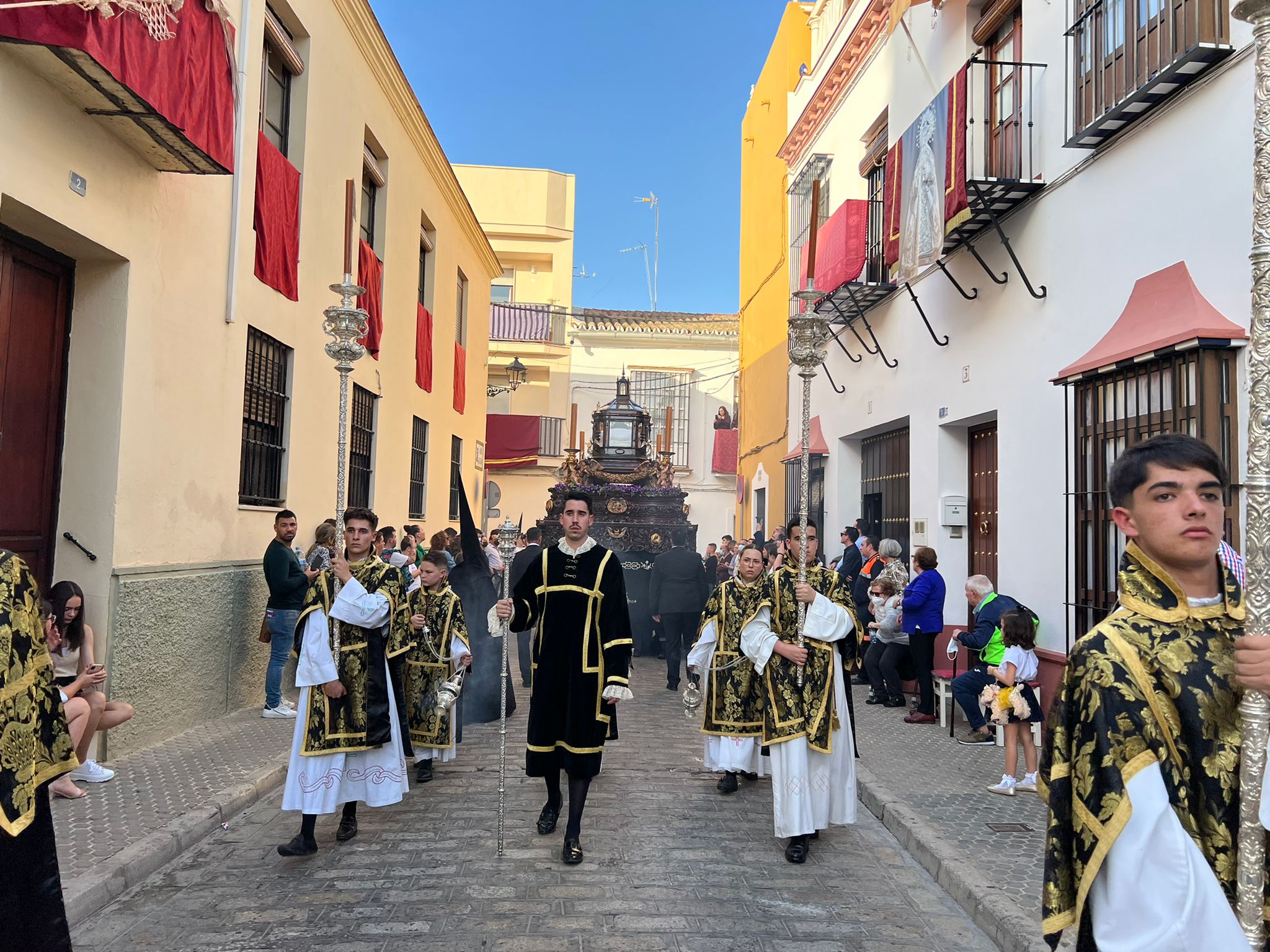 La salida del Santo Entierro anuncia el comienzo del fin de la Semana Santa de Utrera