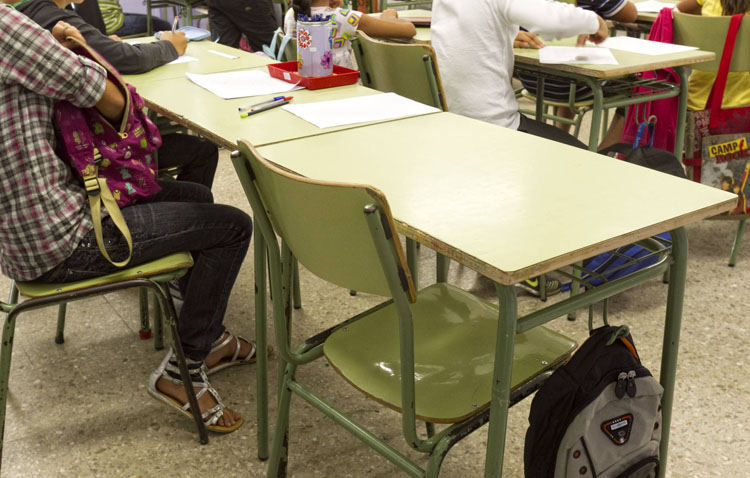 Un servicio de la asociación Mujeres de Santiago para ayudar a las familias en la lucha contra el absentismo escolar