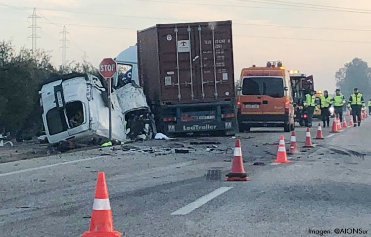 Cinco fallecidos en un accidente de tráfico entre una furgoneta y un camión en la carretera que une Utrera con Arahal