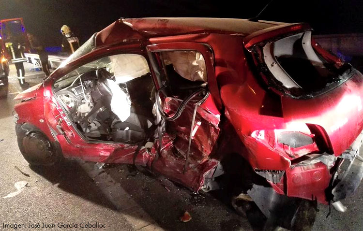 Dos fallecidas y un herido en un choque frontal entre dos vehículos