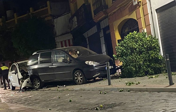 Provoca un espectacular accidente en Utrera al golpear con su coche a otro vehículo y derribar un árbol