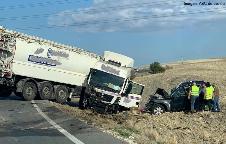 Un muerto y un herido leve tras chocar un todoterreno y un camión en el termino municipal de Utrera