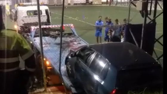 Futbolistas de Tomares sorprendidos al caer un coche en el terreno de juego