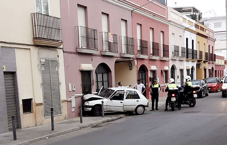 Un hombre pierde el control de su coche y lo empotra contra una vivienda
