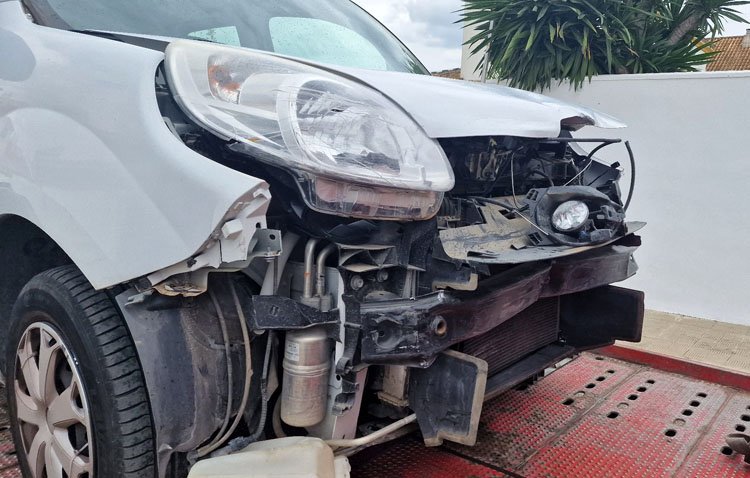 Cuatro heridos por la colisión de dos coches en Utrera
