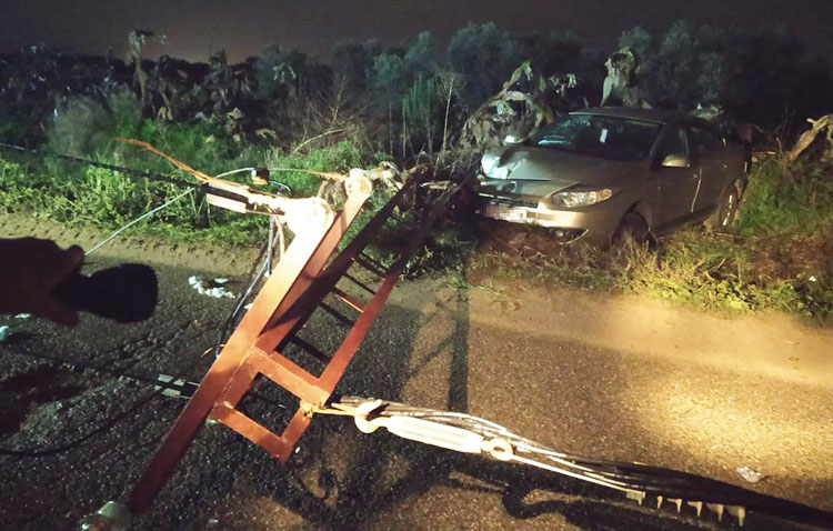 Un rocambolesco doble accidente, a punto de costarle la vida a varias personas en Utrera tras derribar una torreta eléctrica