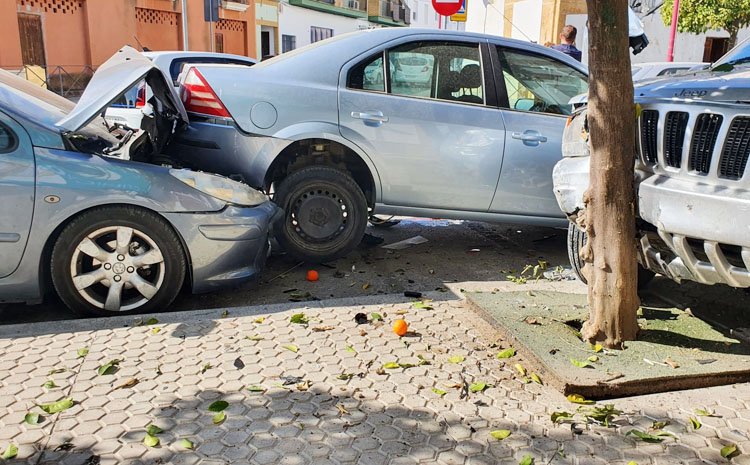 Un hombre pierde el control de su coche y se lleva por delante otros ocho vehículos en La Corredera [IMÁGENES]