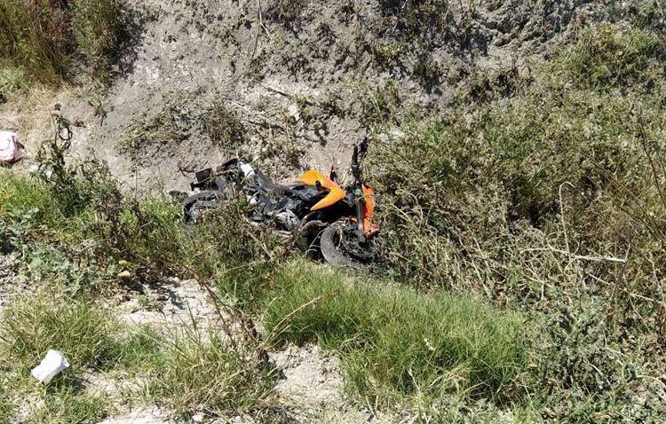 Evacuados en helicóptero y ambulancia dos motoristas de Utrera tras un accidente de tráfico