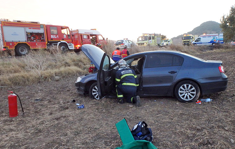 Herida una utrerana tras volcar su coche y dar varias vueltas de campana