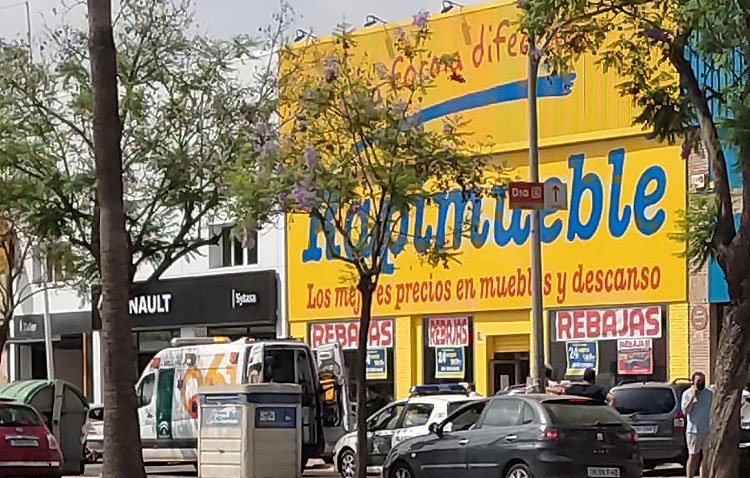 Herido grave tras caer desde el tejado de una tienda de muebles en Utrera