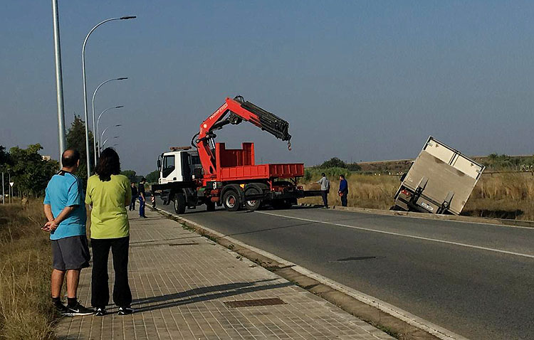 El fallo en una rueda de un camión provoca su salida de la vía en la ronda norte