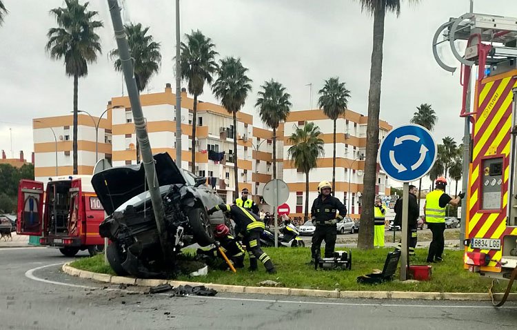 Dos heridos en un espectacular accidente en la rotonda de la calle Molares con la carretera A-394
