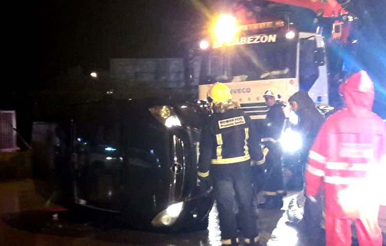 La colisión de dos vehículos en la rotonda del polígono El Torno deja un herido y uno de los coches volcados