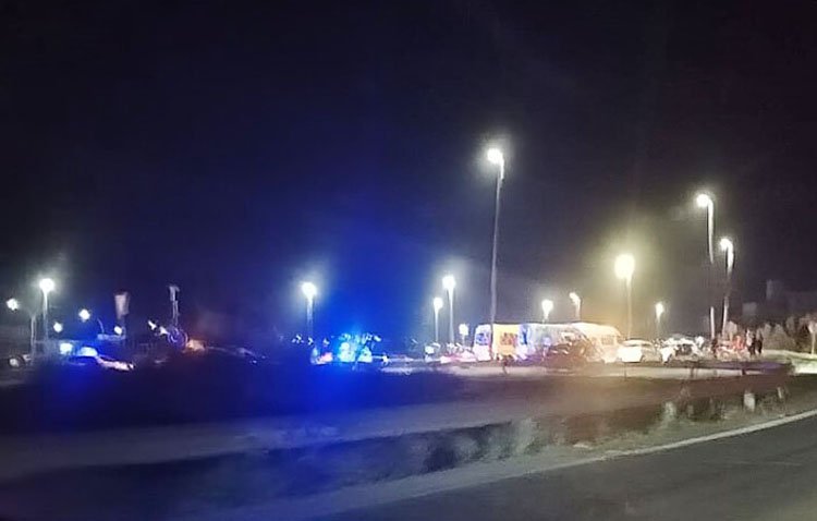Un espectacular accidente deja dos heridos graves en la rotonda de entrada a Utrera