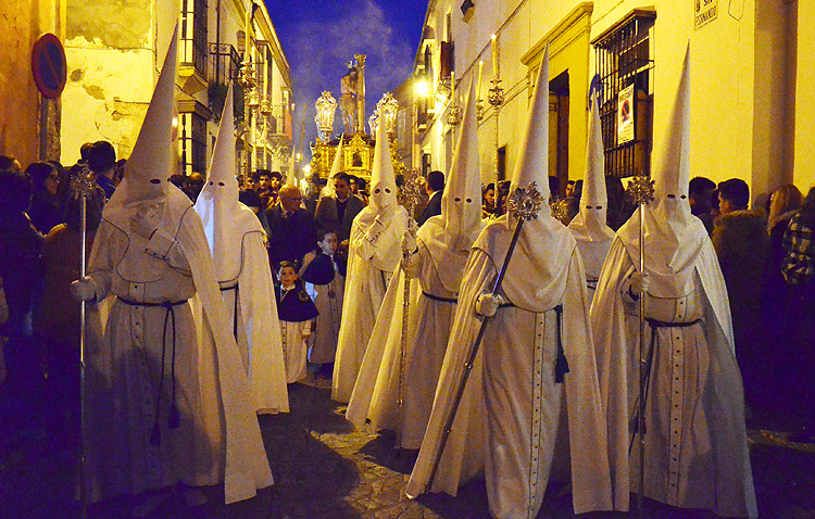 Miércoles Santo de antifaces blancos con los Aceituneros